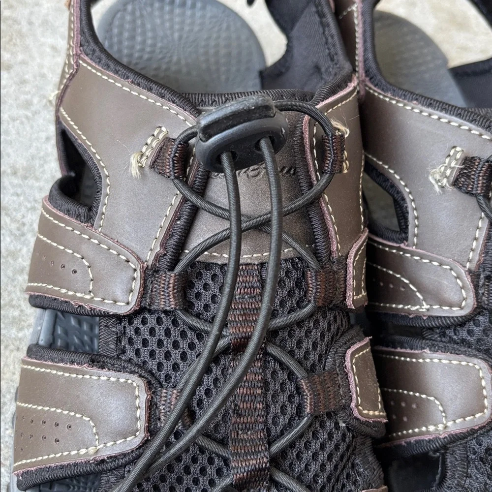 Eddie Bauer Leather Enclosed Toe Bungee Closure Meridian Sandals.